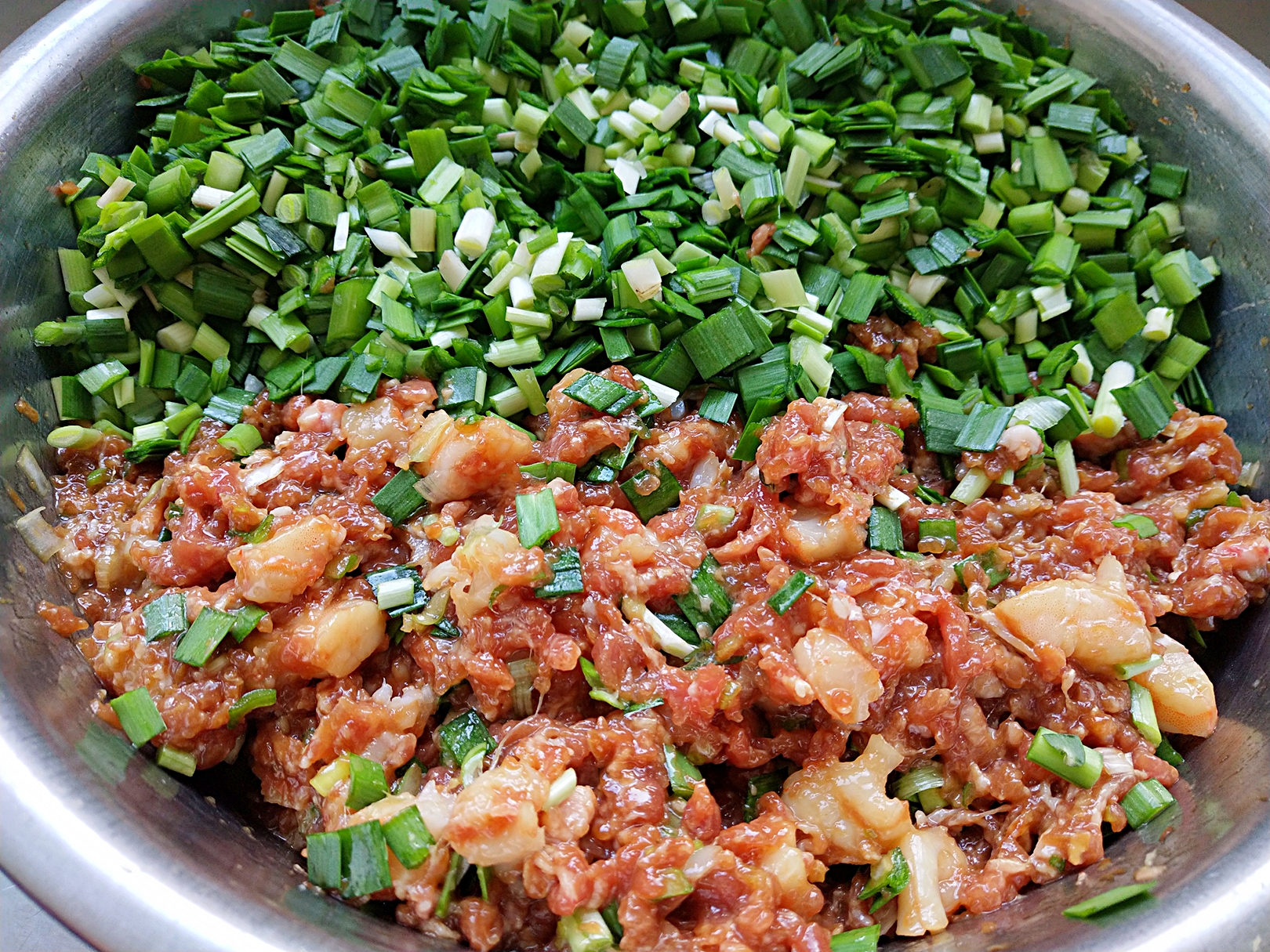 怎么包韭菜鸡蛋虾仁水饺简单好吃,韭菜虾仁鸡蛋馅儿的水饺馅怎么调