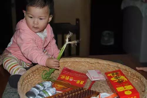 抓周是南方习俗还是北方习俗,小孩抓周仪式具体流程和习俗禁忌