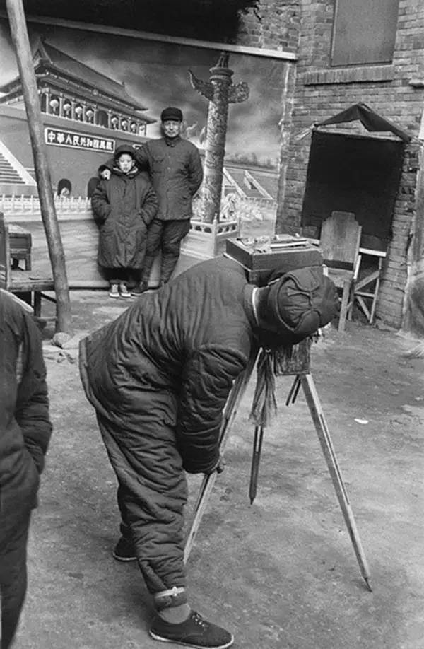 1957年的裸模与热吻！这个外国人在中国*拍偷**的老照片你一定没见过