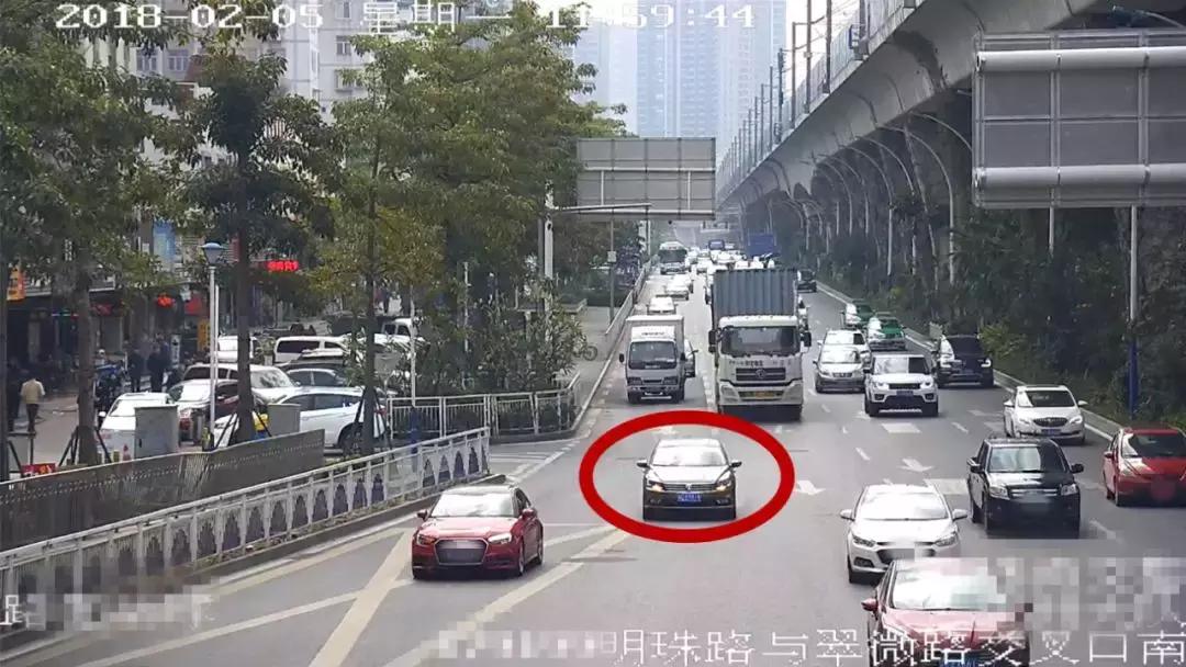 小伙突然昏迷热心路人纷纷抢救,男子突发昏迷多人救助