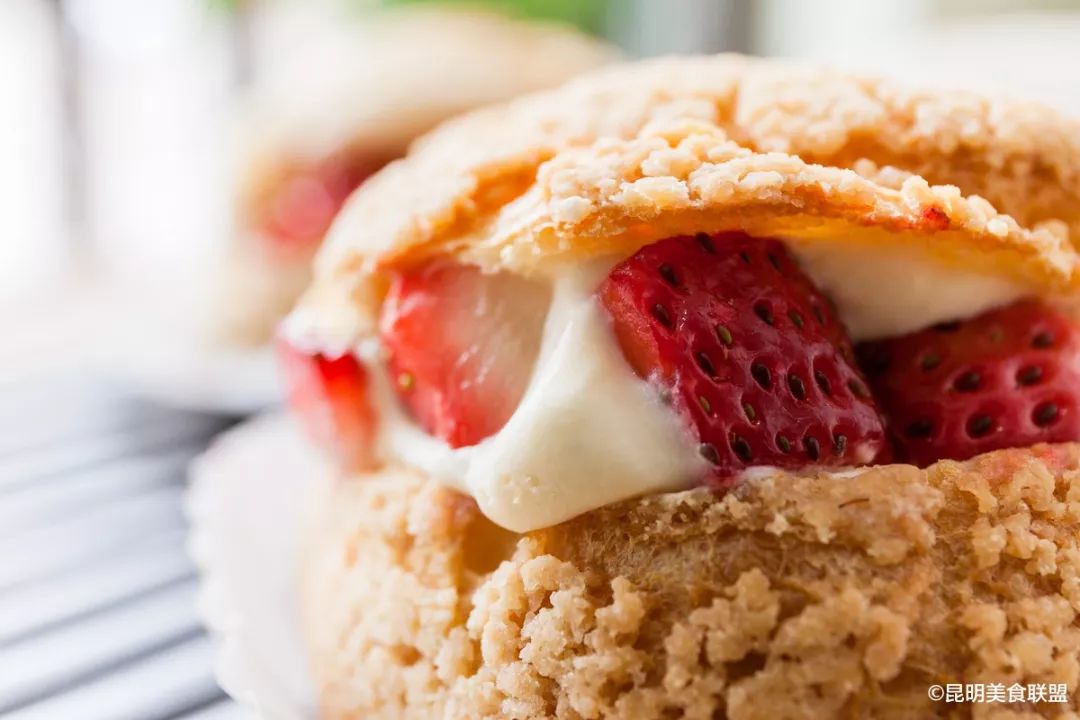 猎奇！昆明街边甜品店，居然每天200美少女拥挤这里生吃多肉