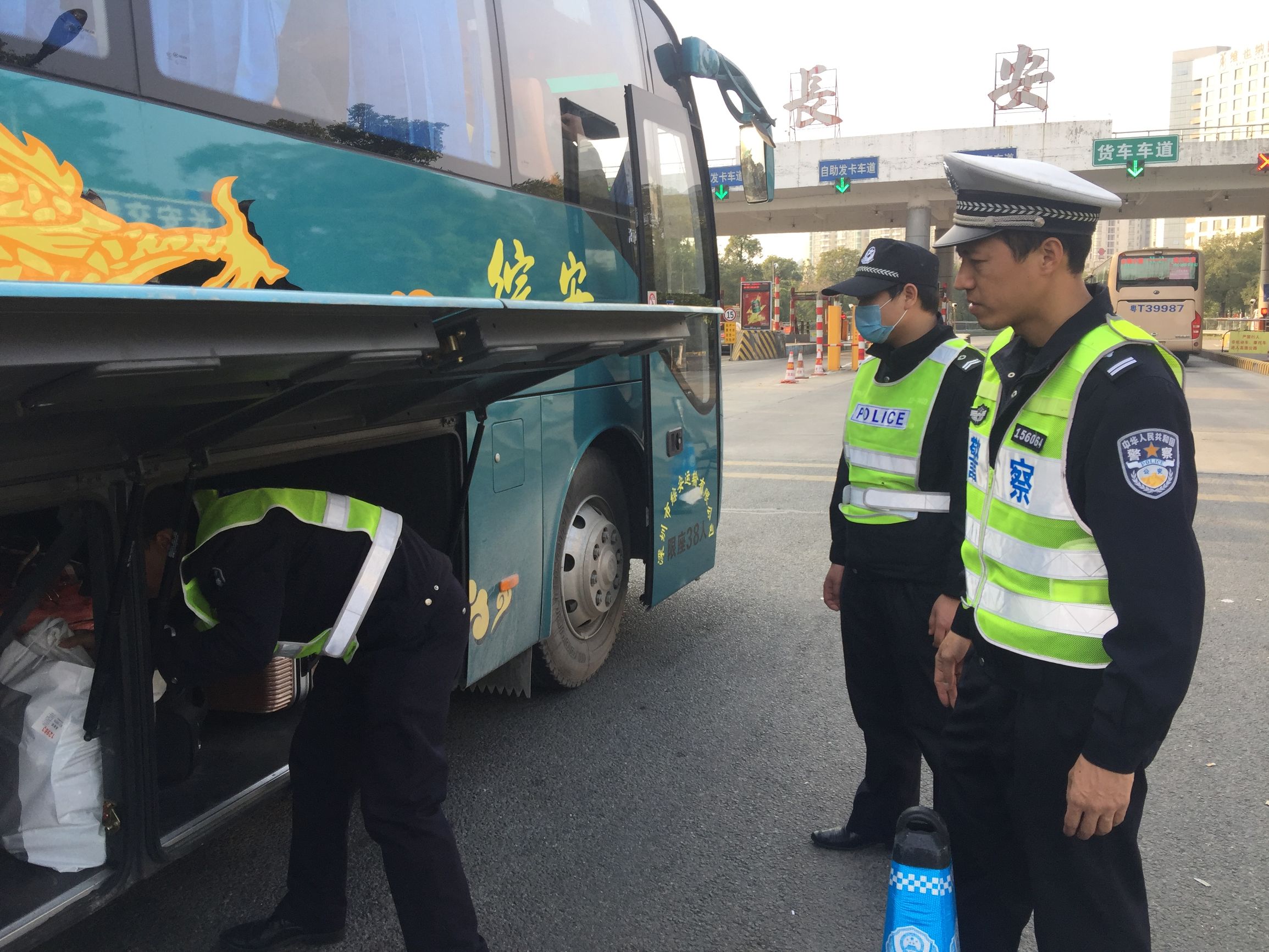 东莞交警开铁骑抓三轮车,东莞交警铁骑图片