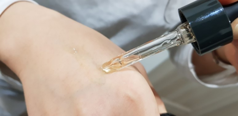 面部玫瑰精油的正确使用方法视频,面部精油的使用方法