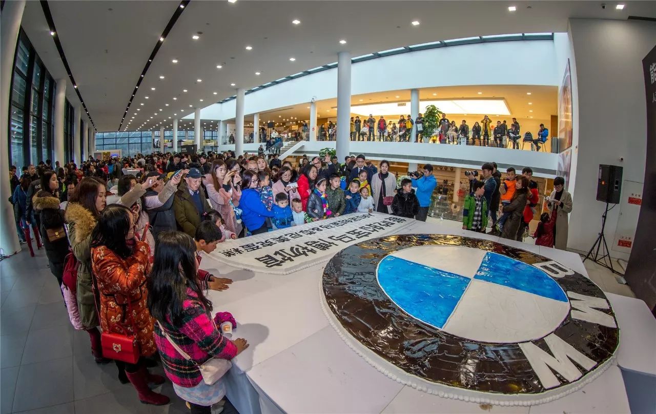 2.6米宝马logo大蛋糕，300人没有吃完