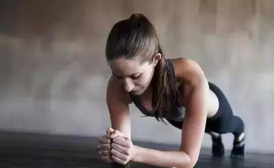 初学者每天练多久的平板支撑,坚持练平板支撑可以塑形吗