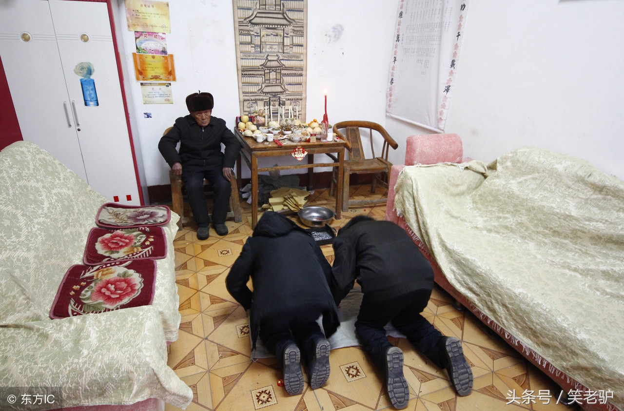 农民大叔要杀鸡，款待城里来拜年的侄子，侄子边抢边说我来杀吧