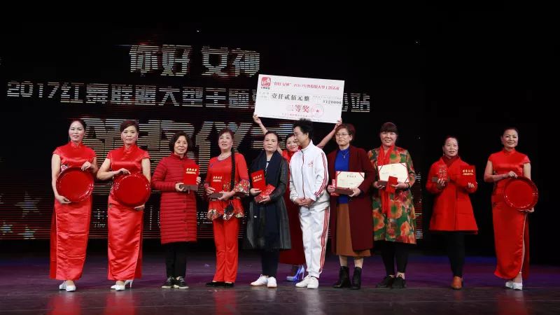 中老年人广场舞三人,中老年12人广场舞比赛