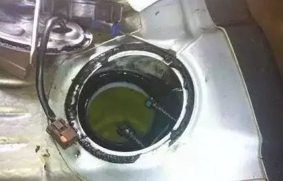 车油箱里进水了怎么解决,汽车油箱进水了怎么办