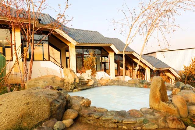 *疆新**人文地理丨趣泡五江温泉，乐在冰湖酒庄，女神节，应该这么过！