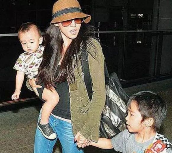 王菲谢霆锋甜蜜相处,王菲谢霆锋十指紧扣大秀恩爱