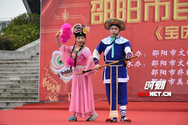 吃元宵猜灯谜社区居民载歌载舞,晃元宵猜灯谜家门口感受元宵味