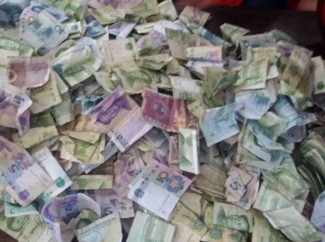 贵州有个10岁的“李嘉欣”，确诊重病后妈妈离家出走，但背篼爸爸不想放弃