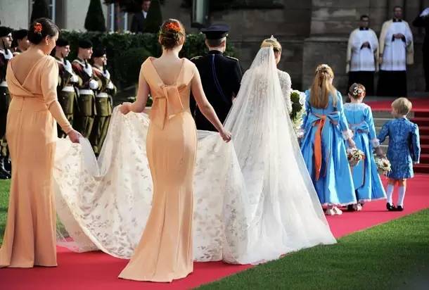 上帝创造了爱情人类发明了婚姻,上帝创造了男人女人