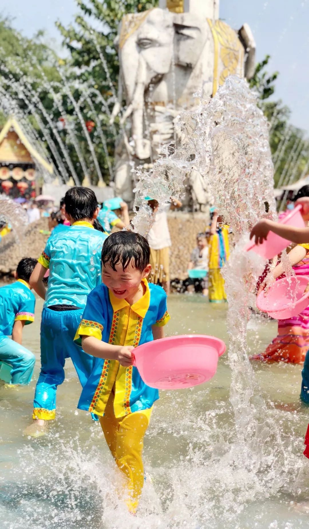 体验一把傣族人民的泼水节,傣族歌曲喜迎新年泼水节的到来