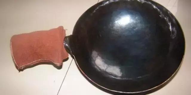 新买回来的铁锅怎么弄铁锅不生锈,为了防止铁锅生锈用什么防锈方法