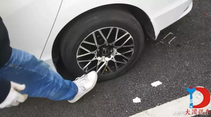 开车路上抛锚怎样换备胎,开车时轮胎爆胎如何自救