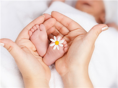 宝宝被烫伤怎么安慰家长,宝宝烧烫伤紧急处理全攻略