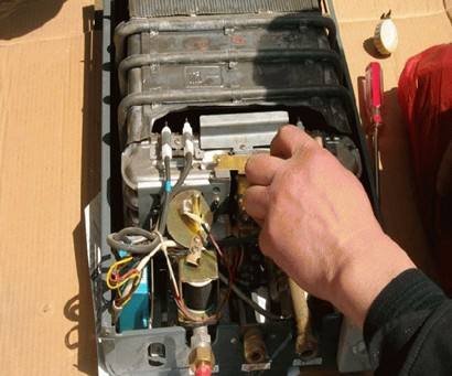 燃气热水器突然爆一声怎么解决,天然气热水器嗡嗡响怎么回事