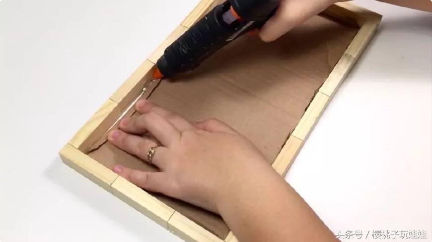 自己动手diy芭比娃娃,手工diy给芭比做小屋