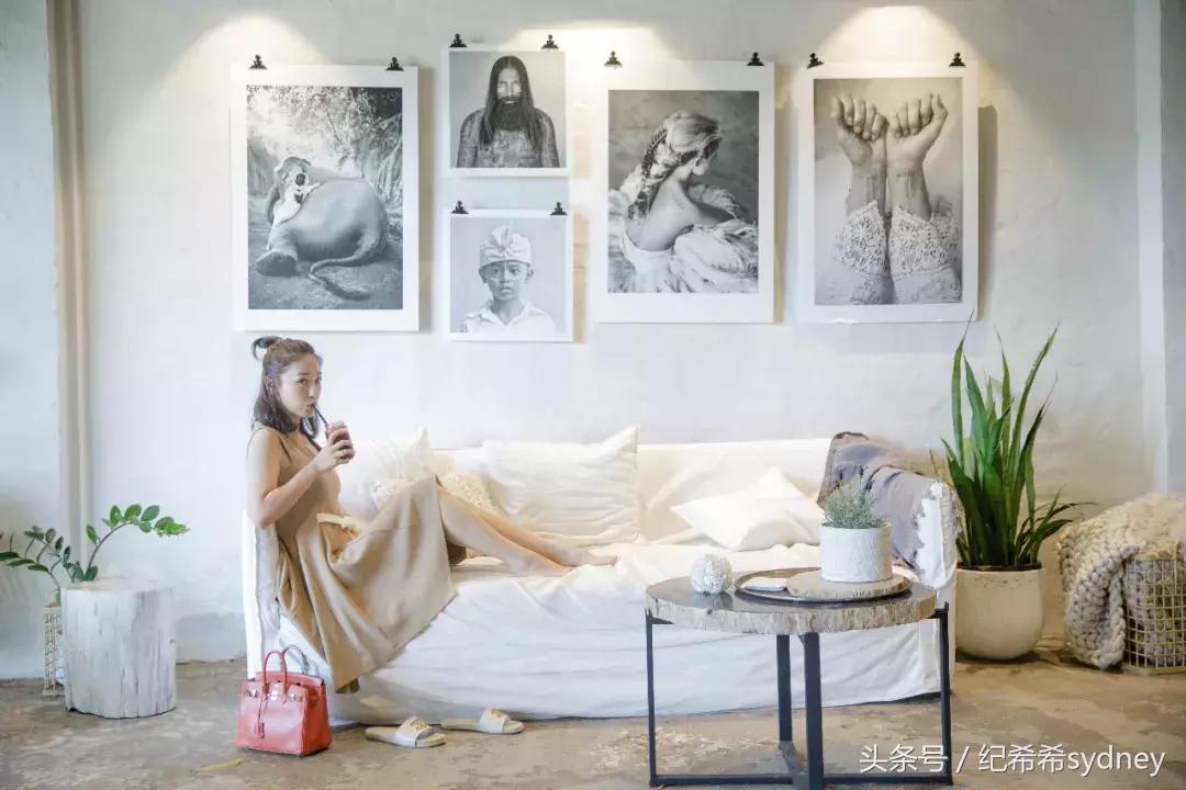 买了两双几乎一样的高跟鞋,想买一双大红的高跟鞋