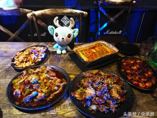 吃烧烤遇上路边歌唱,吃在承德