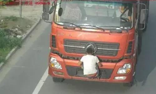 平安守护货车翻车,故意遮挡号牌被记12分再降级