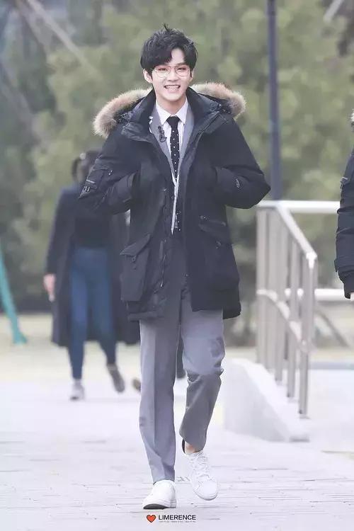 蔡徐坤张艺兴唇膏图片,朱正廷看蔡徐坤唇膏