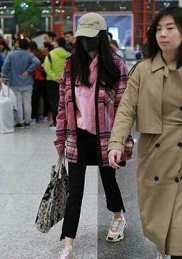 杨幂元宵节机场,杨幂出席活动腿细成竹竿