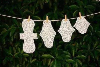 月经量少总淋漓不尽褐色的血,月经量多颜色淡是怎么回事