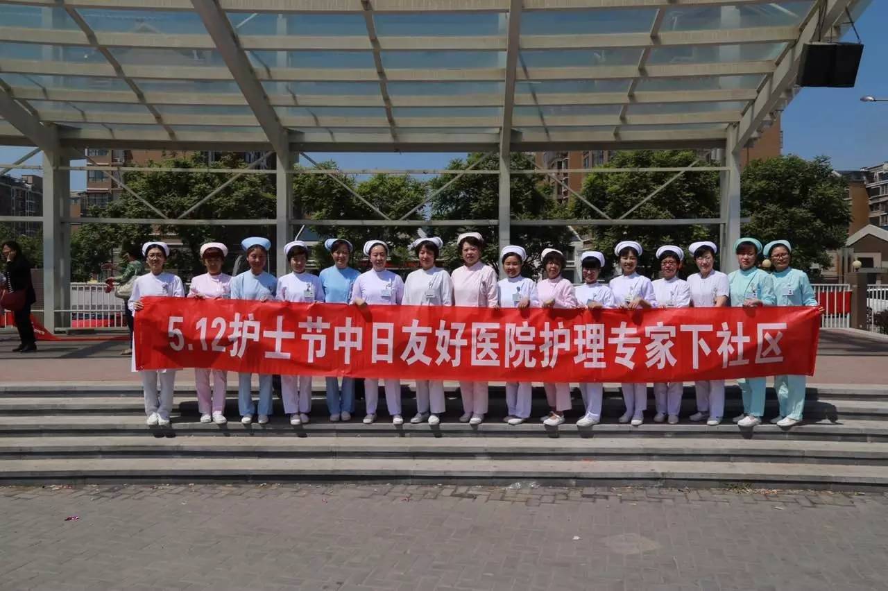 医护人员进社区义诊教老人护牙,省级医学专家下基层服务百姓健康