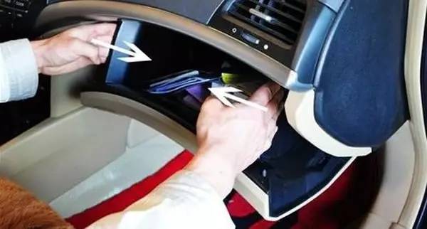 车内刚开空调有异味过一会就好了,汽车空调开内循环有异味什么原因