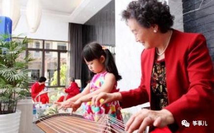 祖孙二人一起学习,学古筝是一个漫长的过程