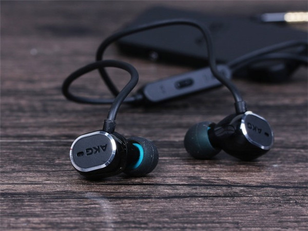 akg耳机对比beats耳机 (小米耳机和akg的耳机哪个更好)