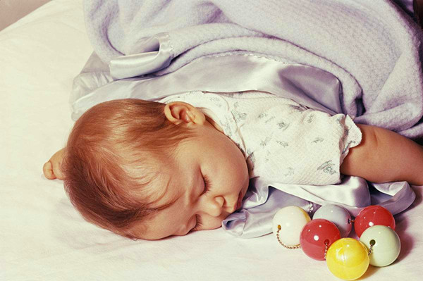 宝宝半夜饿醒了需要喂奶吗,宝宝醒了就喂奶还是饿了喂