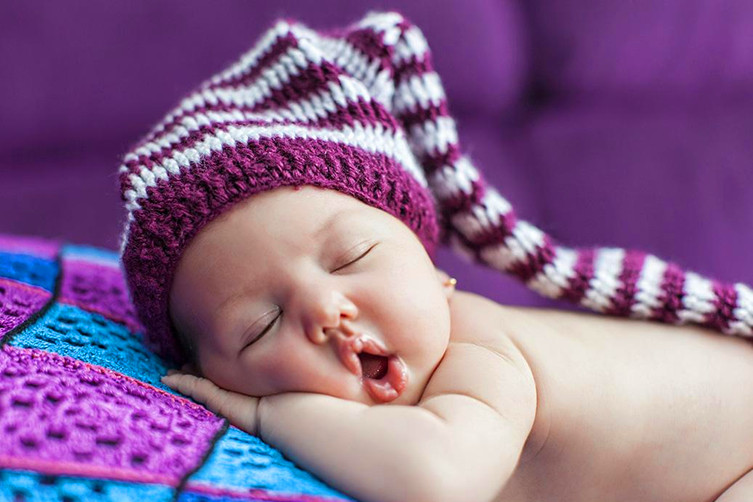 宝宝半夜饿醒了需要喂奶吗,宝宝醒了就喂奶还是饿了喂