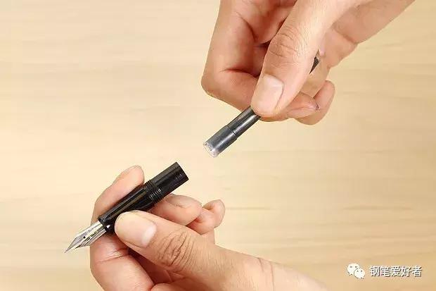 写钢笔字时需要微调笔尖的方向吗,钢笔笔尖不顺滑怎么处理