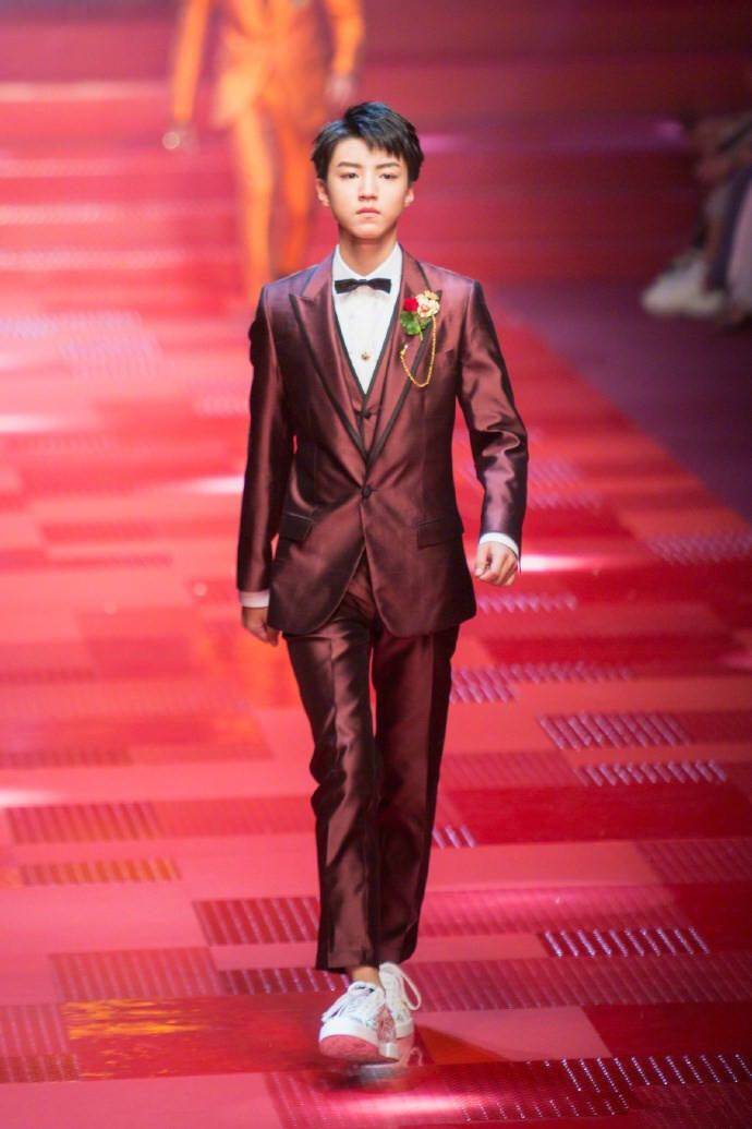 蹭时装周通稿,明星蹭秀时装周