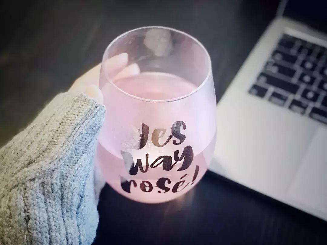 喝水选择自己喜欢的杯子,选择喝水的杯子