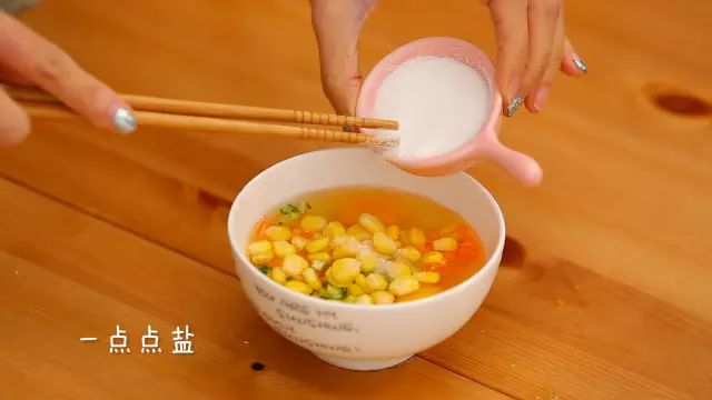 秋葵鸡蛋宝宝早餐,秋葵鸡蛋卷的做法宝宝