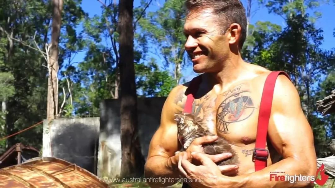 肌肉男和消防员对比视频,中国的消防员肌肉男帅哥视频