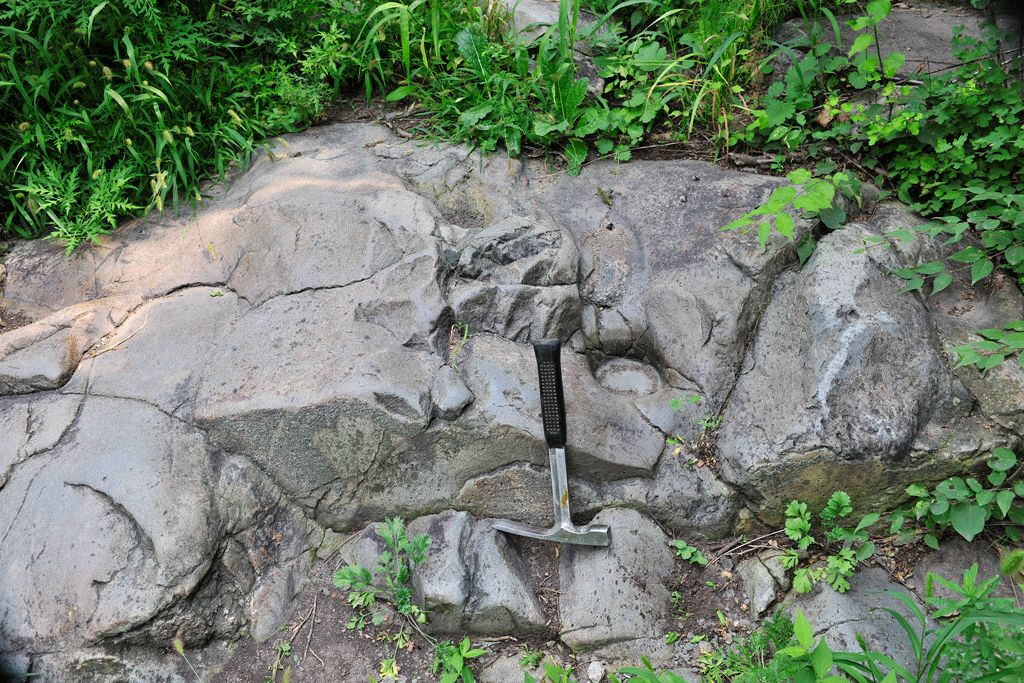 京西古道上的科学擂台：是蹄窝，还是壶穴？|争鸣