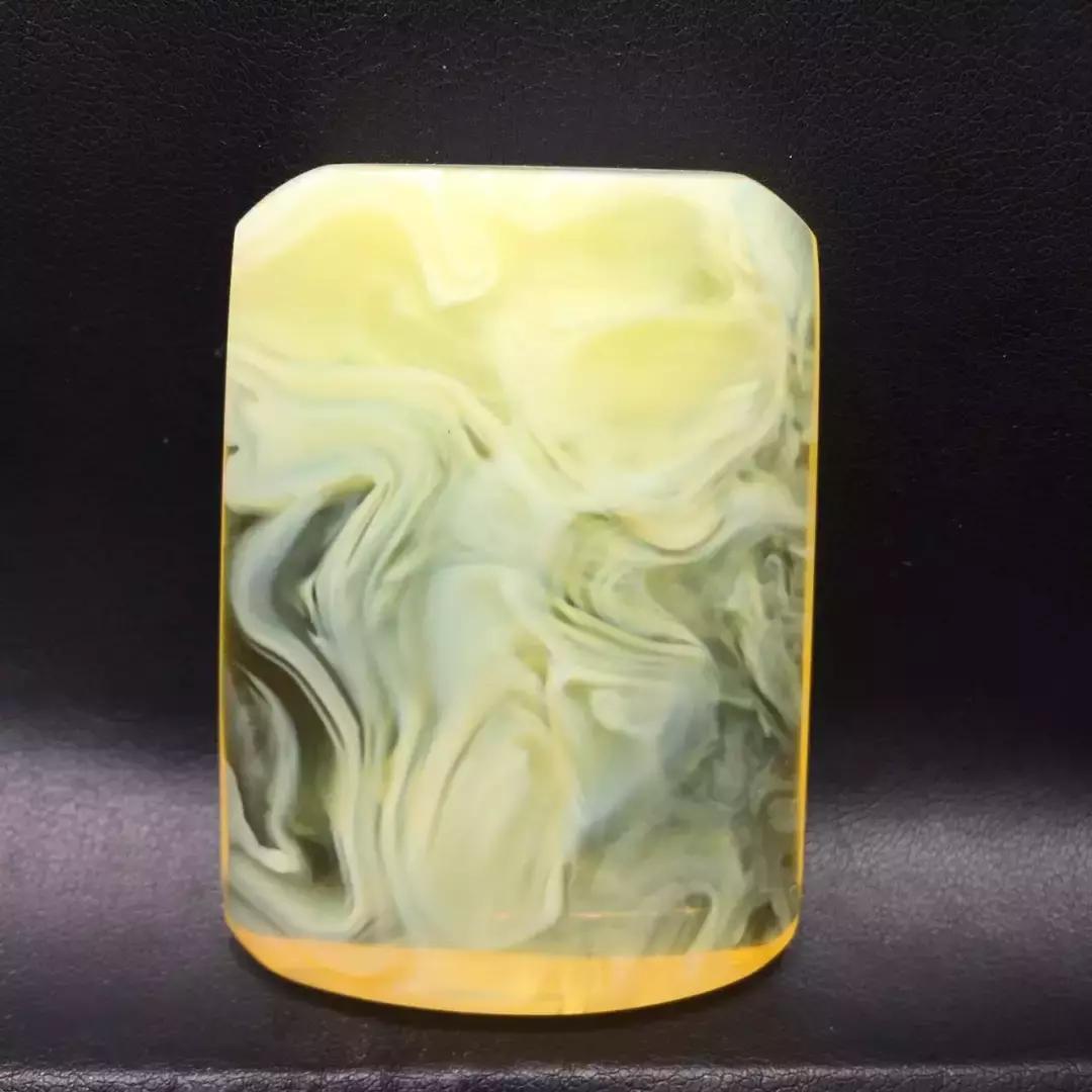 蜜蜡刚入手怎么有塑料味,蜜蜡上手有什么感觉