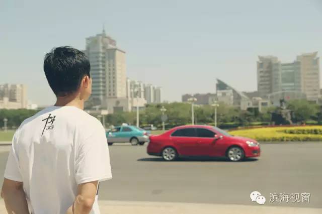 渤海早报：“庆生”T恤飘舞“滨海范儿”