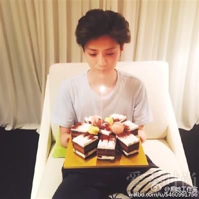 鹿晗生日粉丝投屏,鹿晗生日霸屏模式