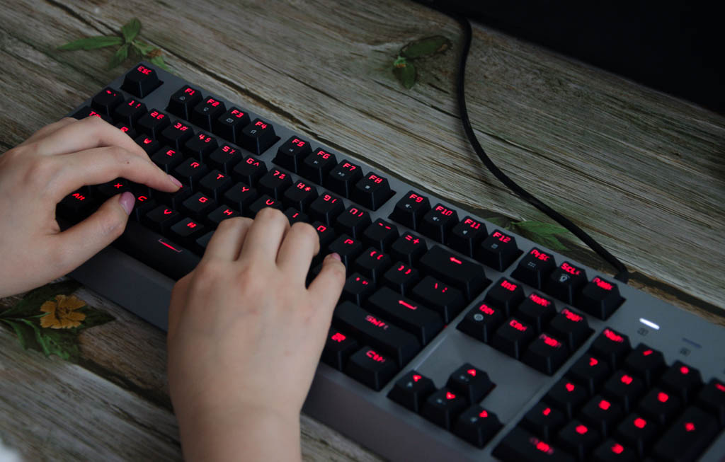 入门黑轴红轴机械键盘,机械键盘可能正在毁掉你的手腕