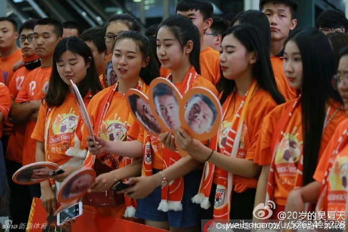 山东鲁能泰山美女球迷震撼开场,山东鲁能美女球迷图片