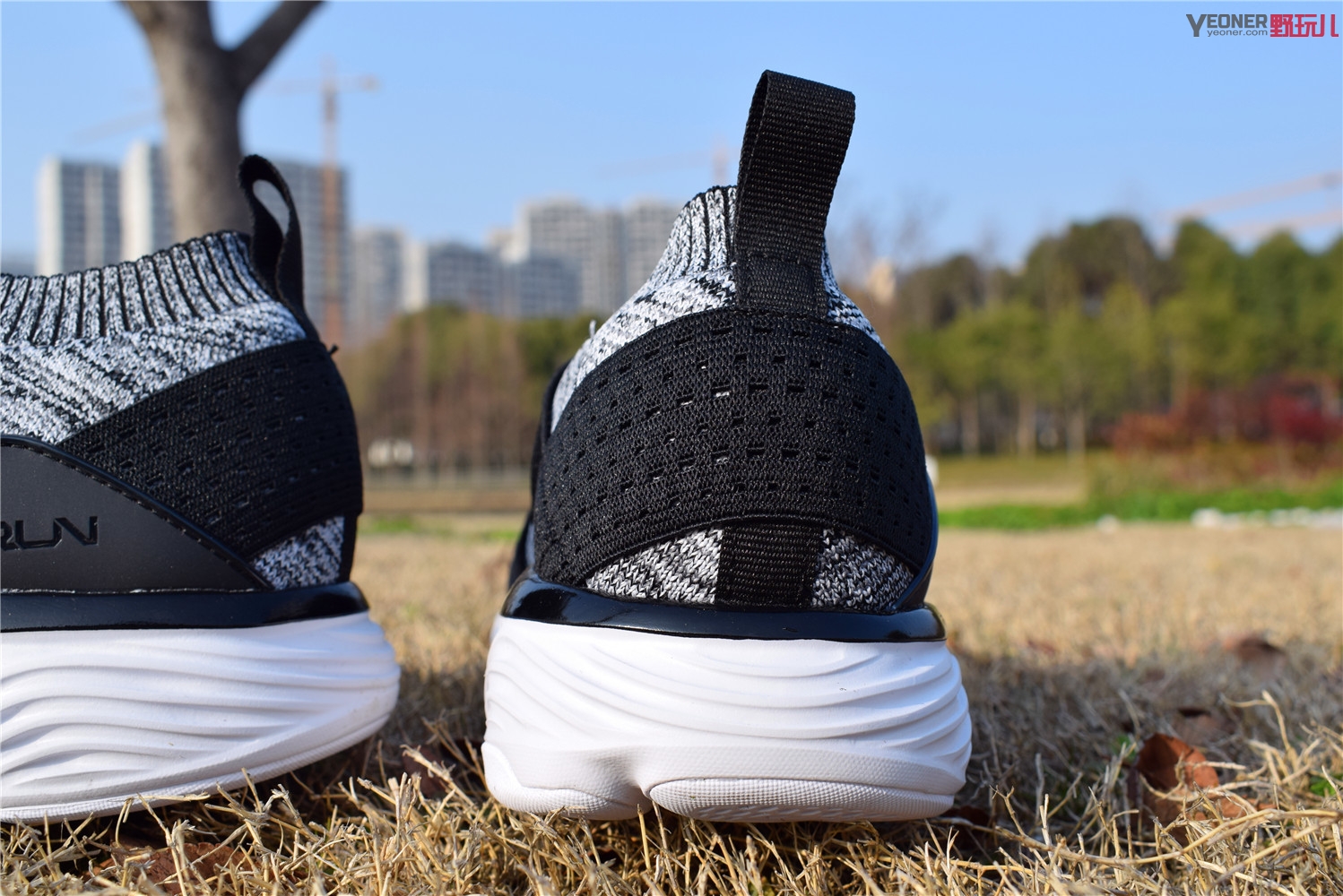 穿马拉松袜子跑步脚疼,李宁跑鞋袜套式