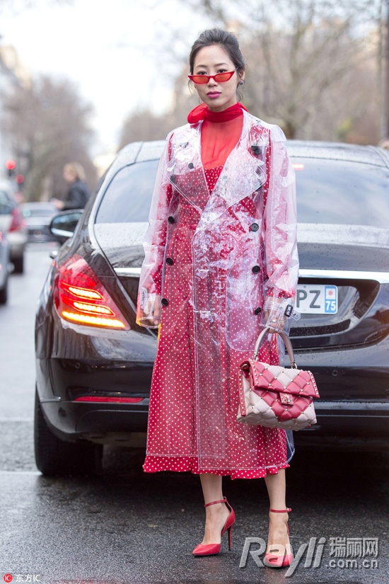 穿上透明PVC秒变“塑料姐妹花”从此阴天下雨都不怕