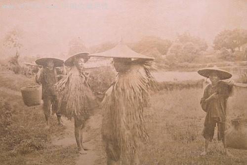 世界上的第一件雨衣发明故事,第一个发明雨衣的人