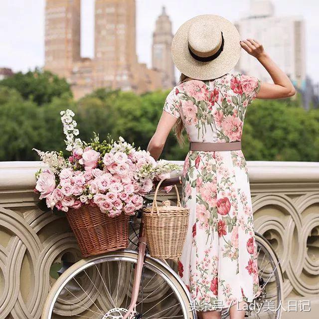 韩系碎花连衣裙穿搭高级感,碎花连衣裙穿搭方法